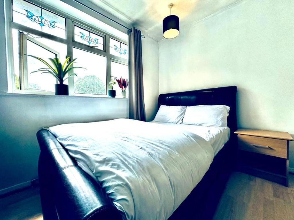 Whitechapel Lindley House R2 London