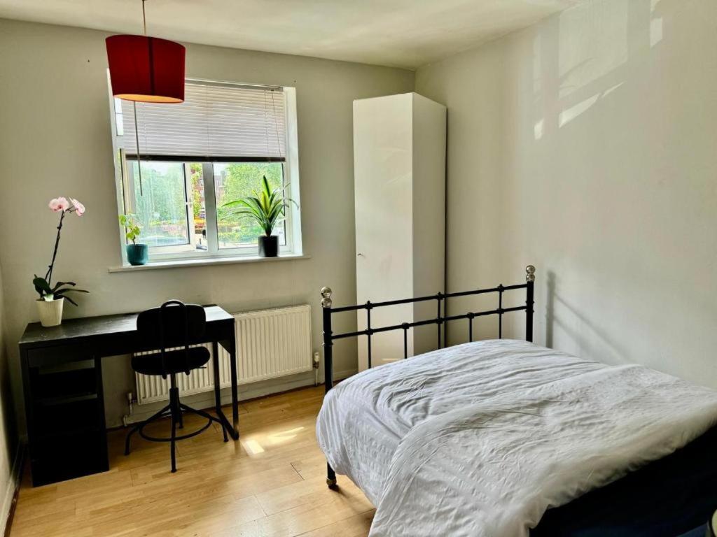 Whitechapel Lindley House R2 * London