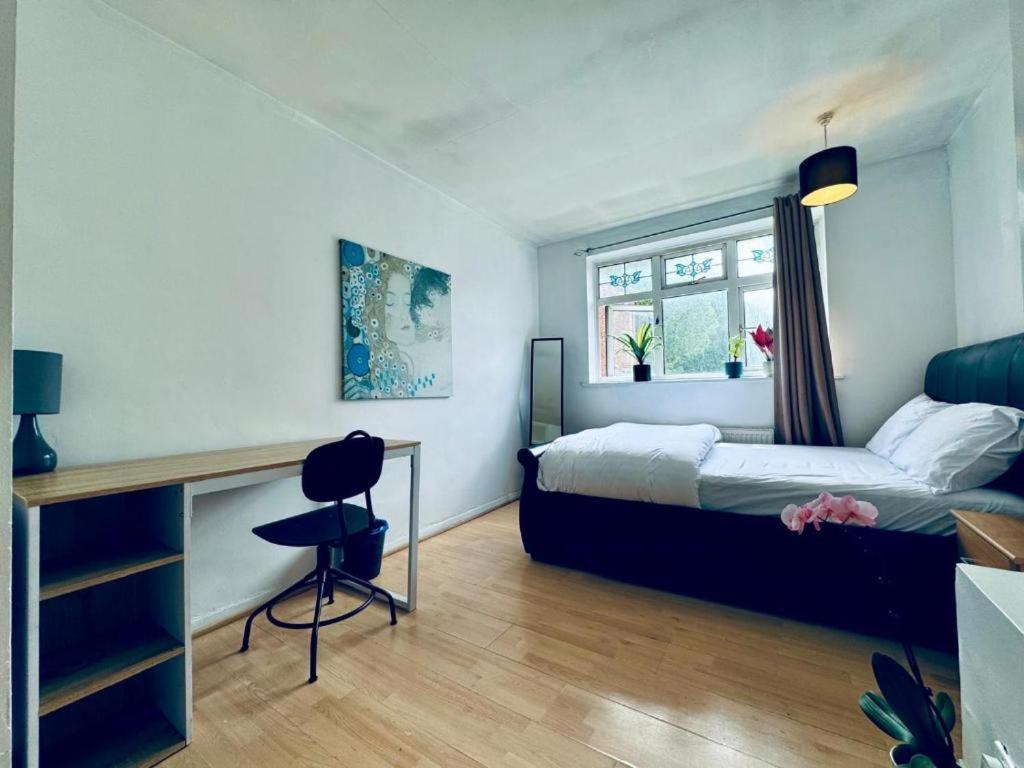 Whitechapel Lindley House R2 London