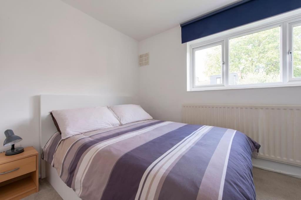 Hébergement de vacances Lovely 2-bed 15 Minutes To *
