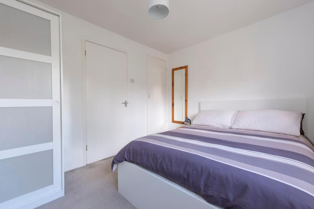 Hébergement de vacances Lovely 2-bed 15 Minutes To *