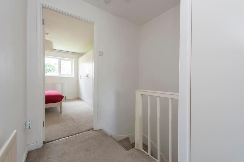 Lovely 2-bed 15 Minutes To Hébergement de vacances