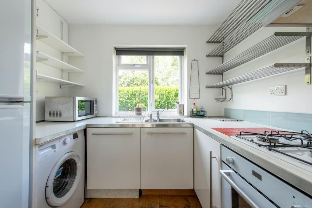 Lovely 2-bed 15 Minutes To Hébergement de vacances Londres