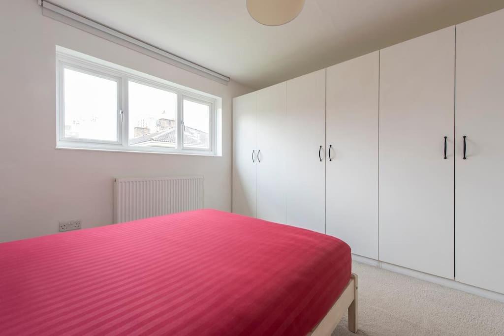 Lovely 2-bed 15 Minutes To Hébergement de vacances *