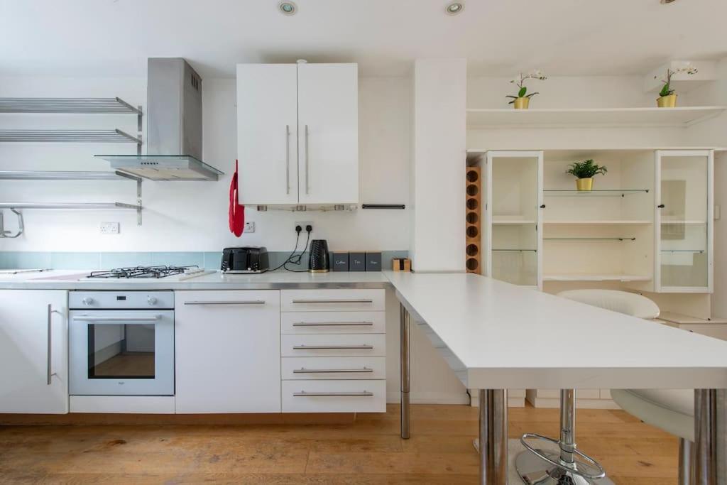 Lovely 2-bed 15 Minutes To Hébergement de vacances