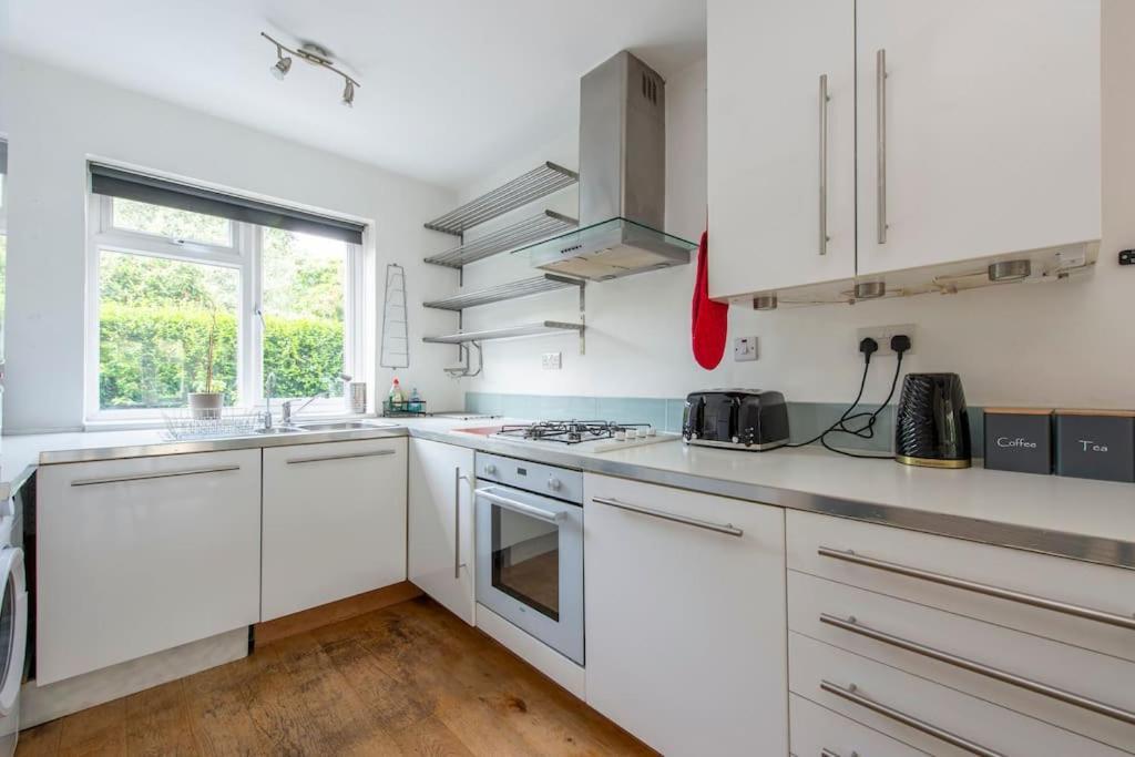 Lovely 2-bed 15 Minutes To Hébergement de vacances Londres