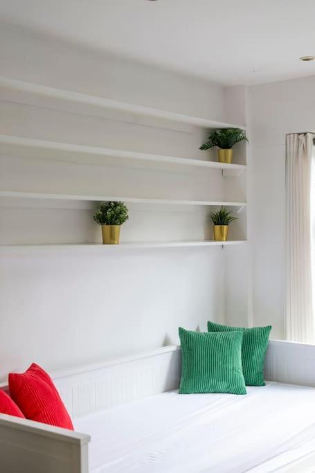 Hébergement de vacances Lovely 2-bed 15 Minutes To *