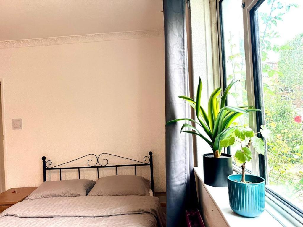 Whitechapel Lindley House R2 * London