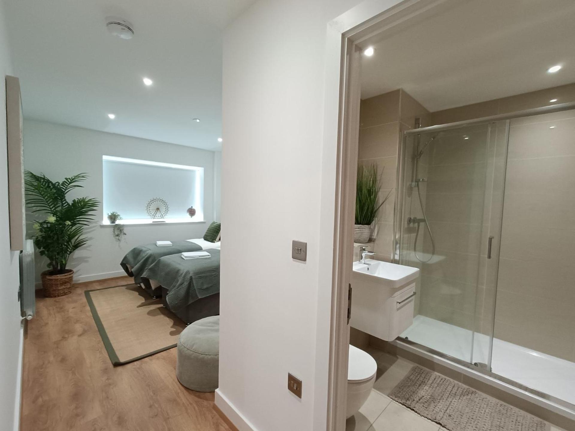 Lägenhet Snuggle - Riverside - Views Over Looking River Thames, Close To O2 Arena, Excel, Airport, Thames Clipper- River Boat Service, Woolwich Ferry, Onsite Parking, Twin Option Available