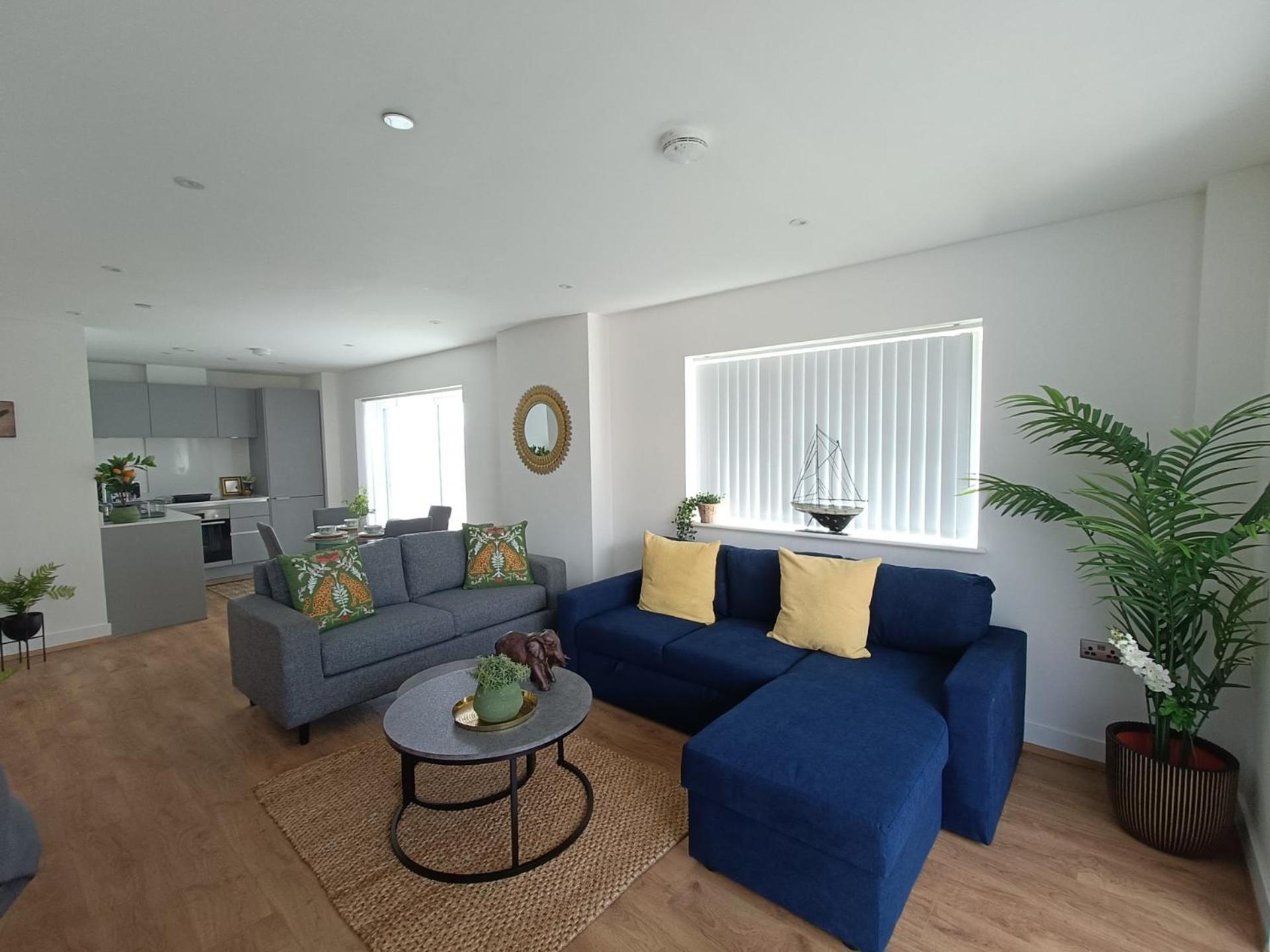 Snuggle - Riverside - Views Over Looking River Thames, Close To O2 Arena, Excel, Airport, Thames Clipper- River Boat Service, Woolwich Ferry, Onsite Parking, Twin Option Available London
