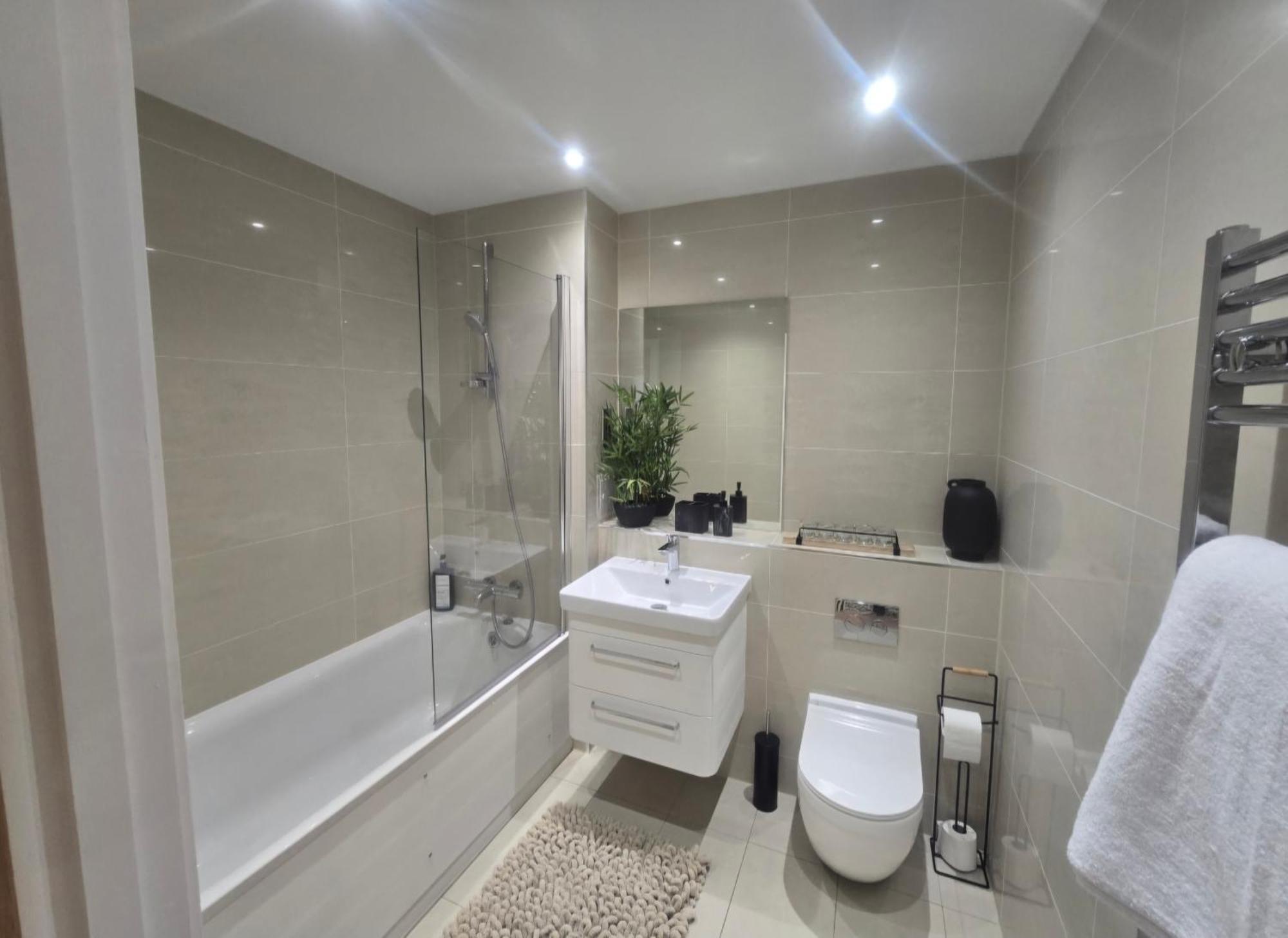 Lägenhet Snuggle - Riverside - Views Over Looking River Thames, Close To O2 Arena, Excel, Airport, Thames Clipper- River Boat Service, Woolwich Ferry, Onsite Parking, Twin Option Available *