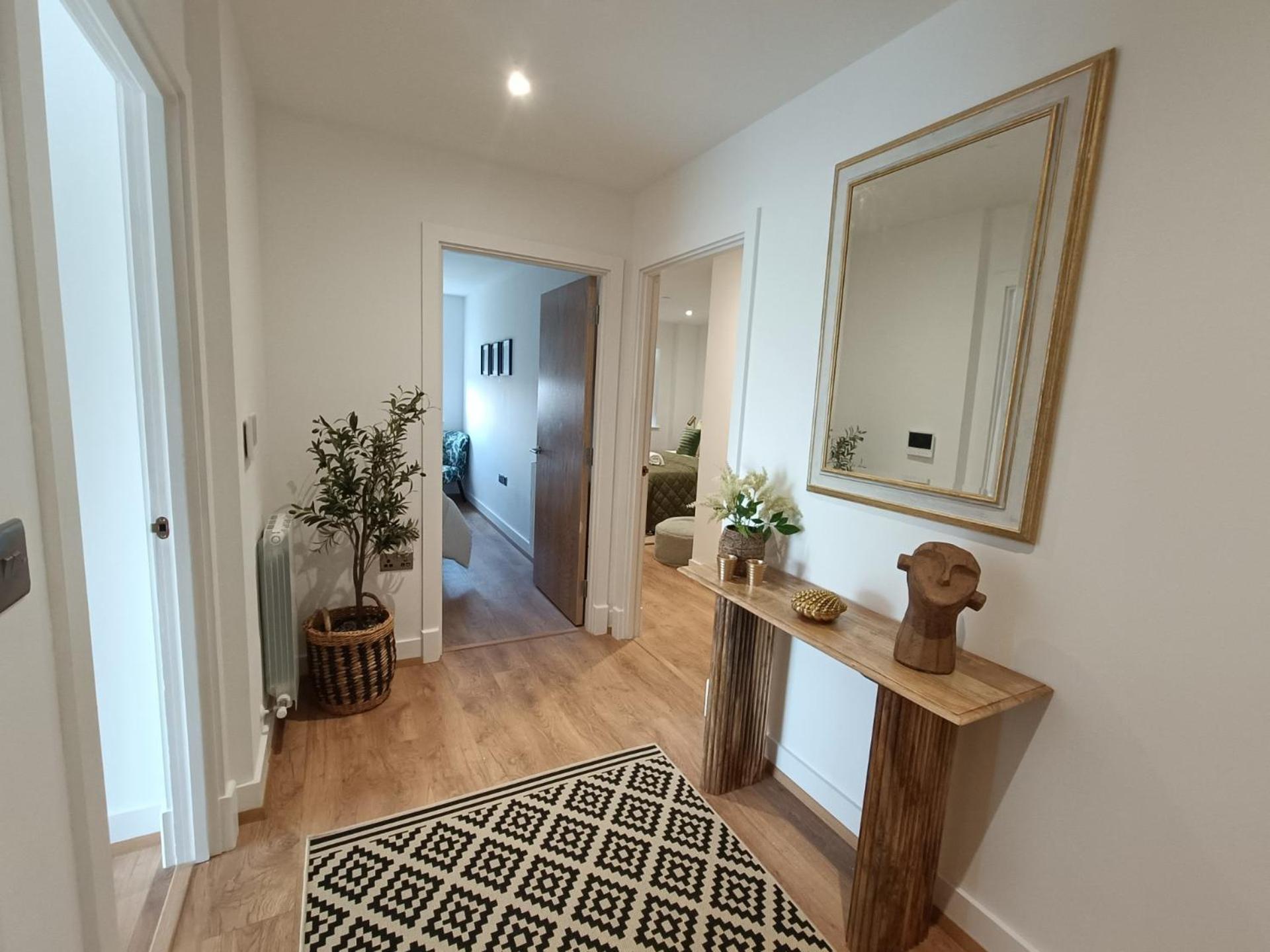 Snuggle - Riverside - Views Over Looking River Thames, Close To O2 Arena, Excel, Airport, Thames Clipper- River Boat Service, Woolwich Ferry, Onsite Parking, Twin Option Available London