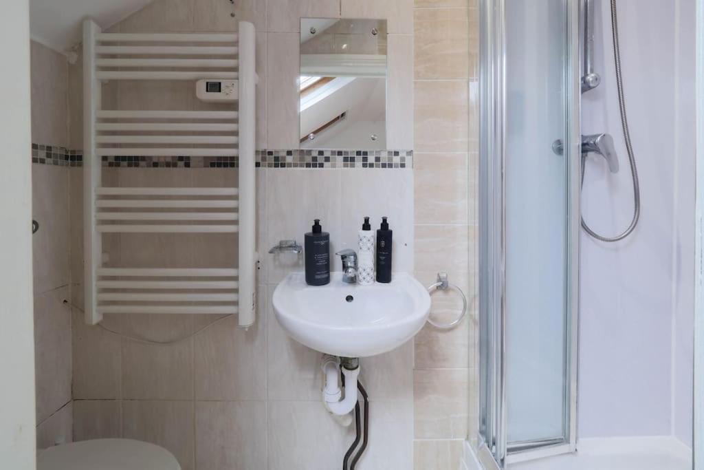 Apartment S6 Cozy In Kilburn With Kitchen Zone 2