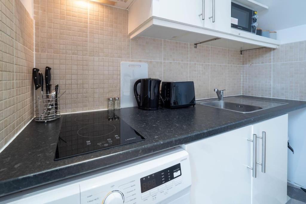 S6 Cozy In Kilburn With Kitchen Zone 2 London