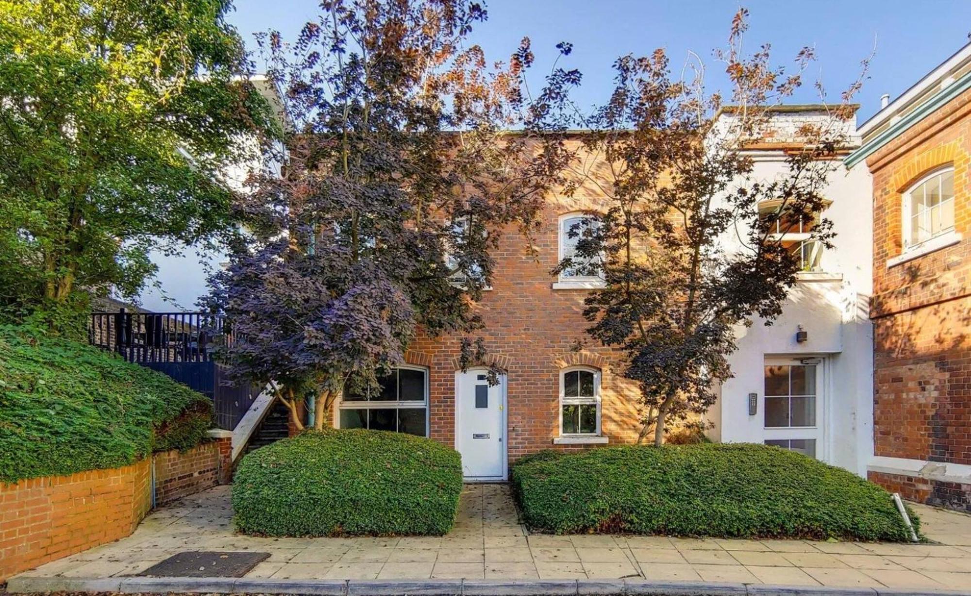 Wild Roses Serviced - Airport Appartement *