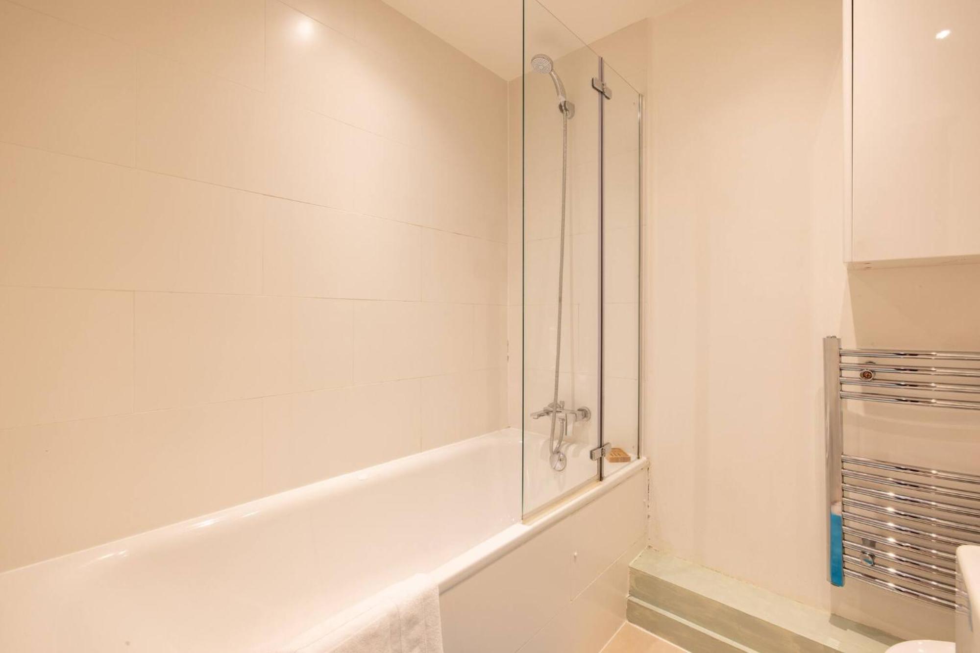 Wild Roses Serviced - Airport Appartement