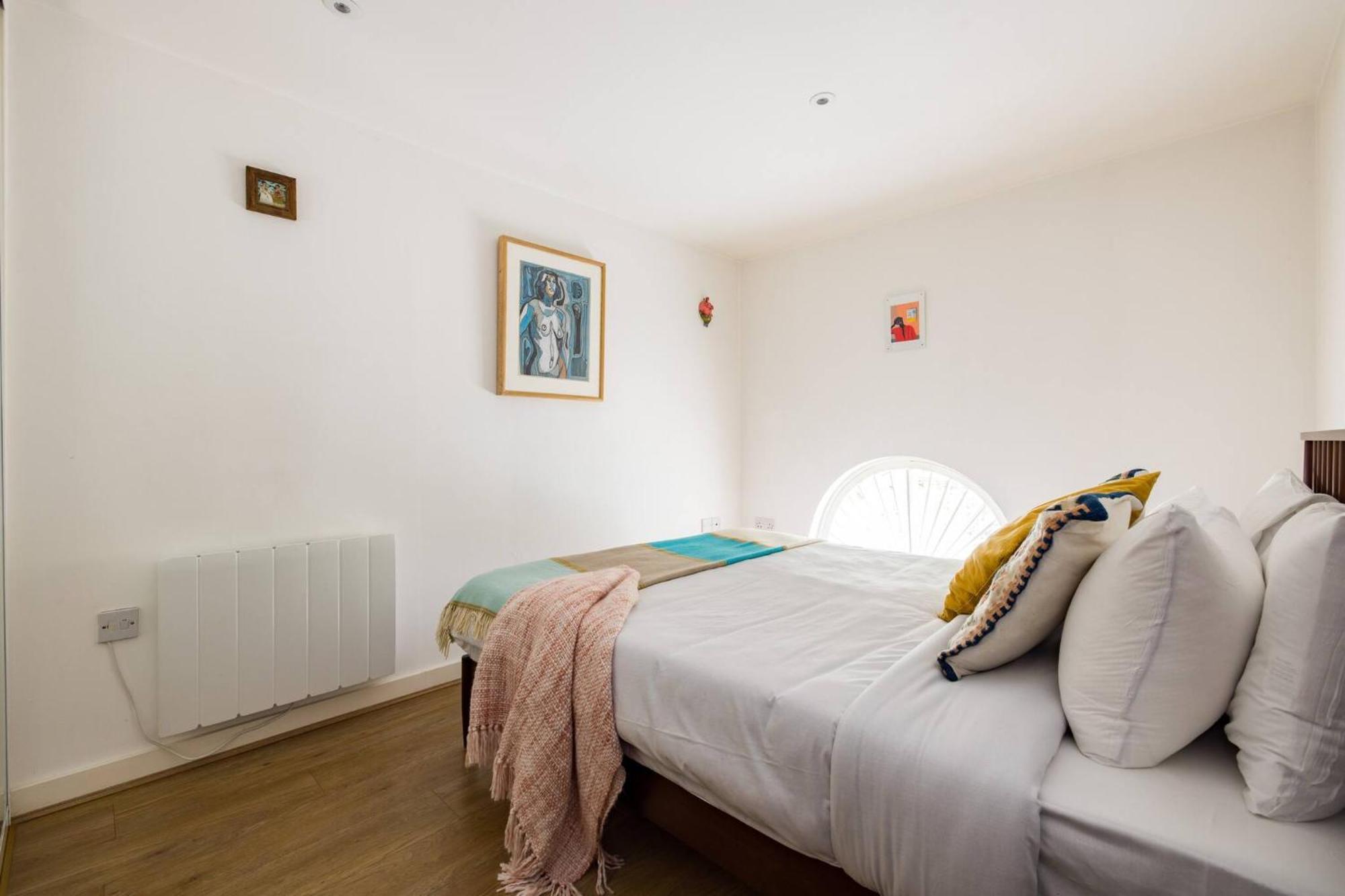 Wild Roses Serviced - Airport Appartement