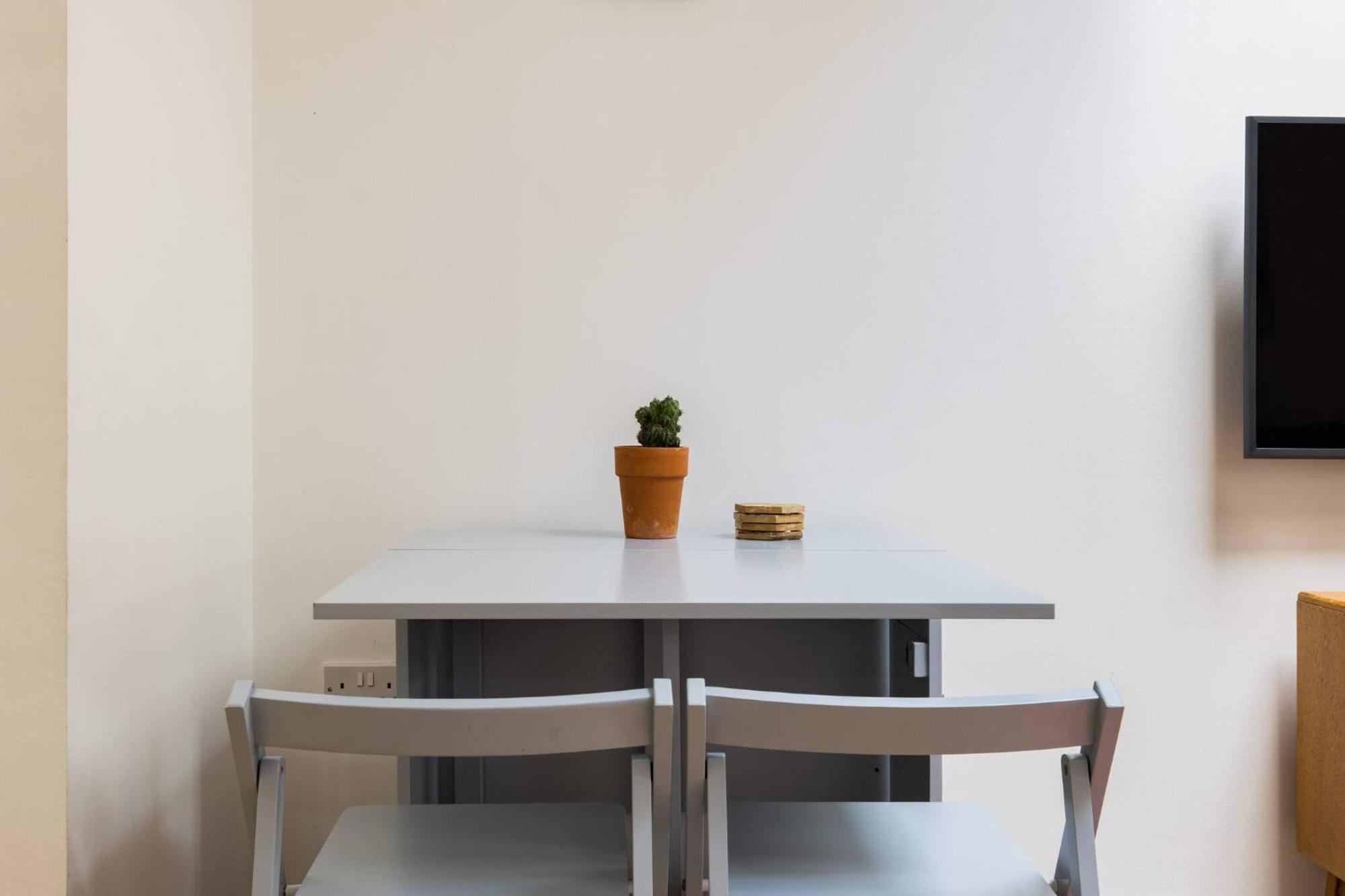 Wild Roses Serviced - Airport Appartement Londres