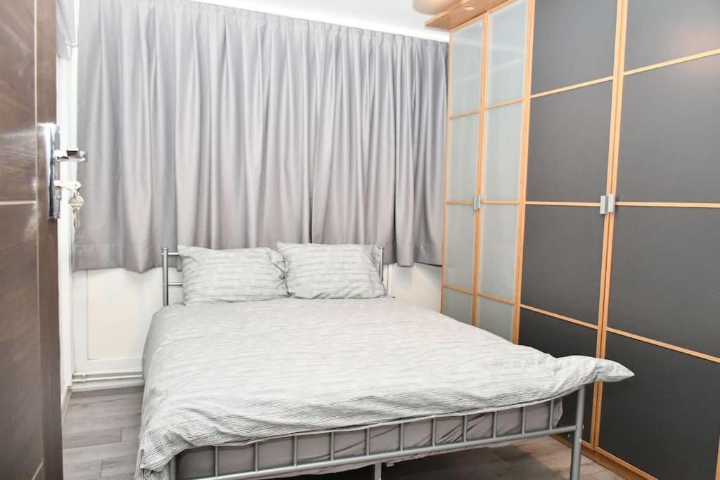 Apartment Away From London