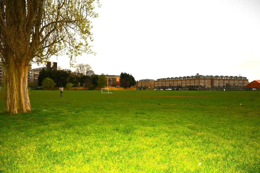 Apartment Away From London
