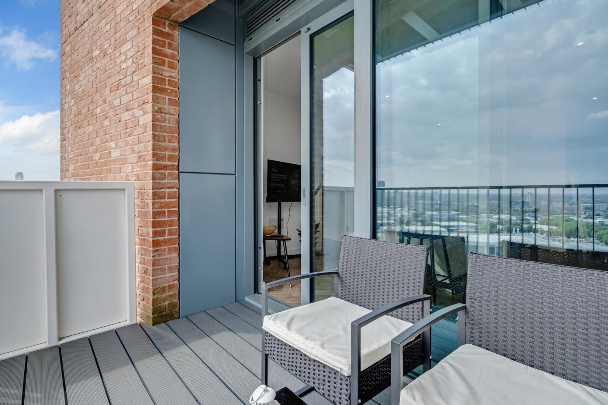 Lovely View Near Floor, 1gb Wifi, Near Canary Wharf, City, Stratford, Free Coffee, Snacks, Milk * Londen