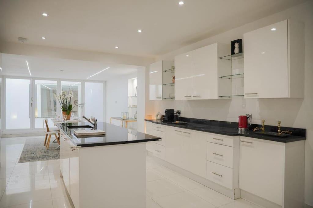 The Prestigious With Modern Elegance Leilighet London