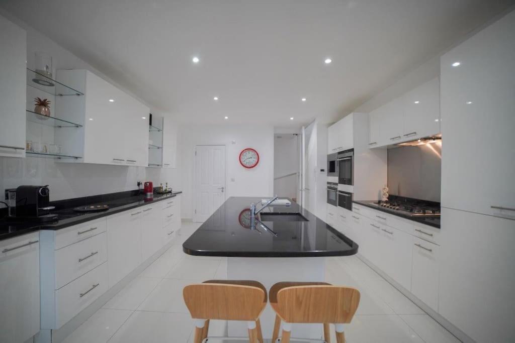 The Prestigious With Modern Elegance Leilighet London