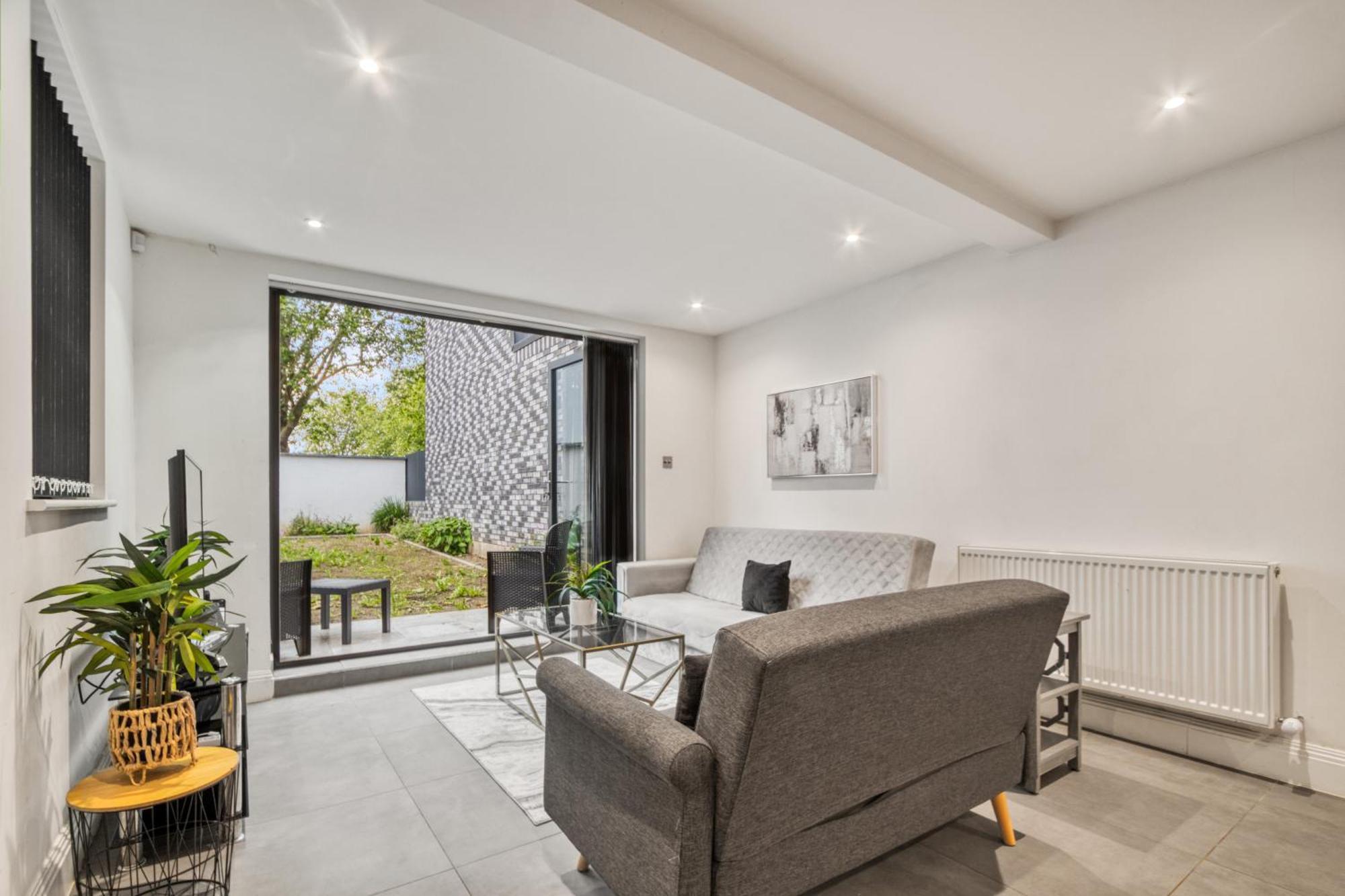 Chic Haven With Secret Garden Apartment