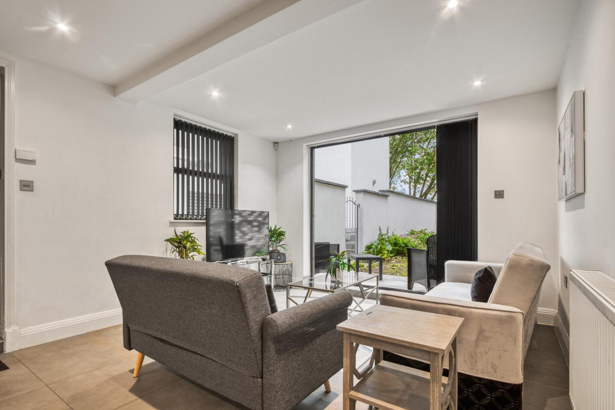 Chic Haven With Secret Garden Apartment London