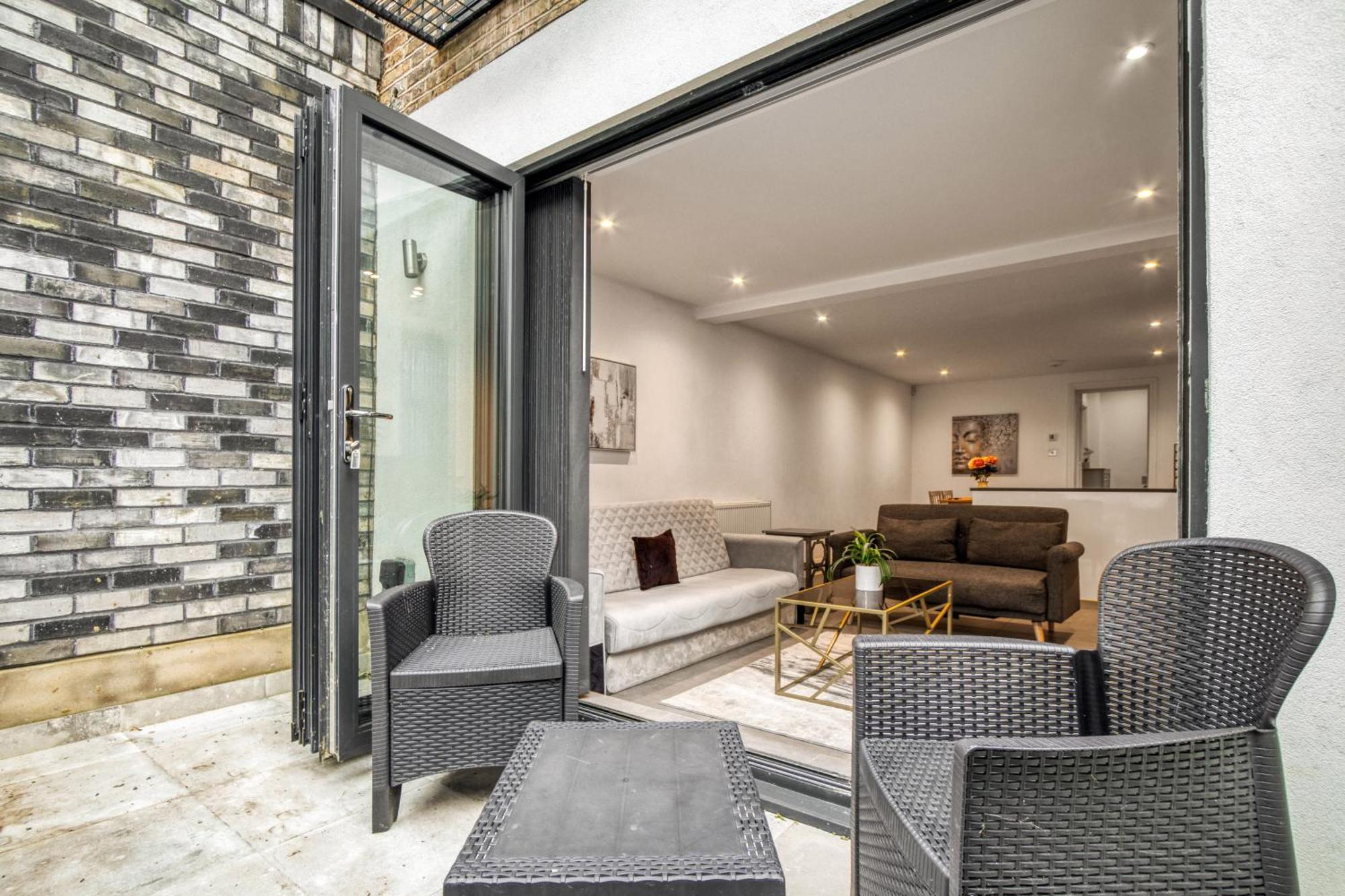 Chic Haven With Secret Garden Apartment