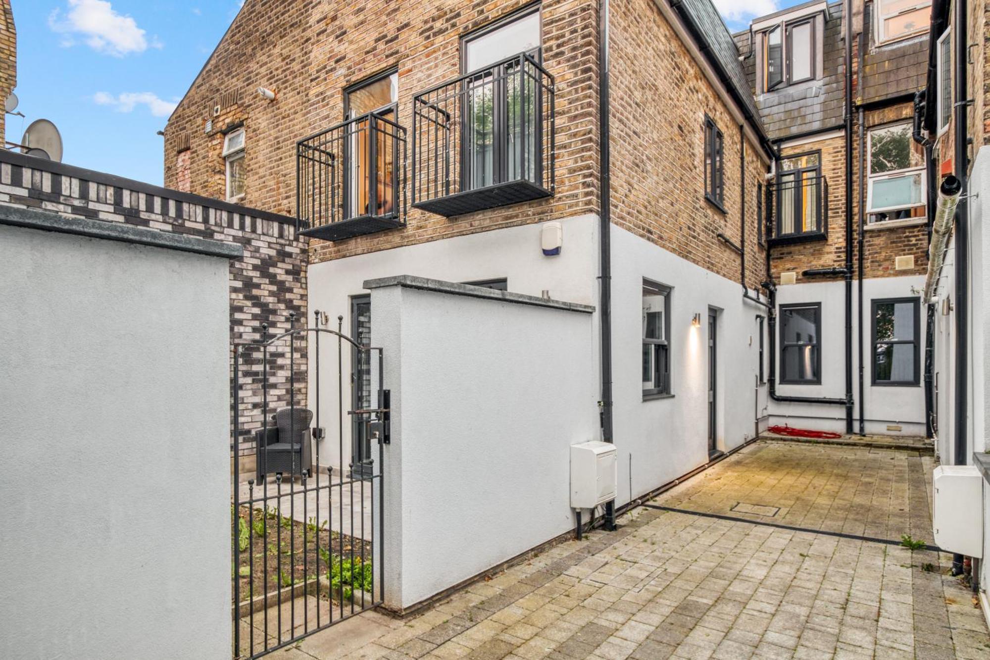 Chic Haven With Secret Garden Apartment *