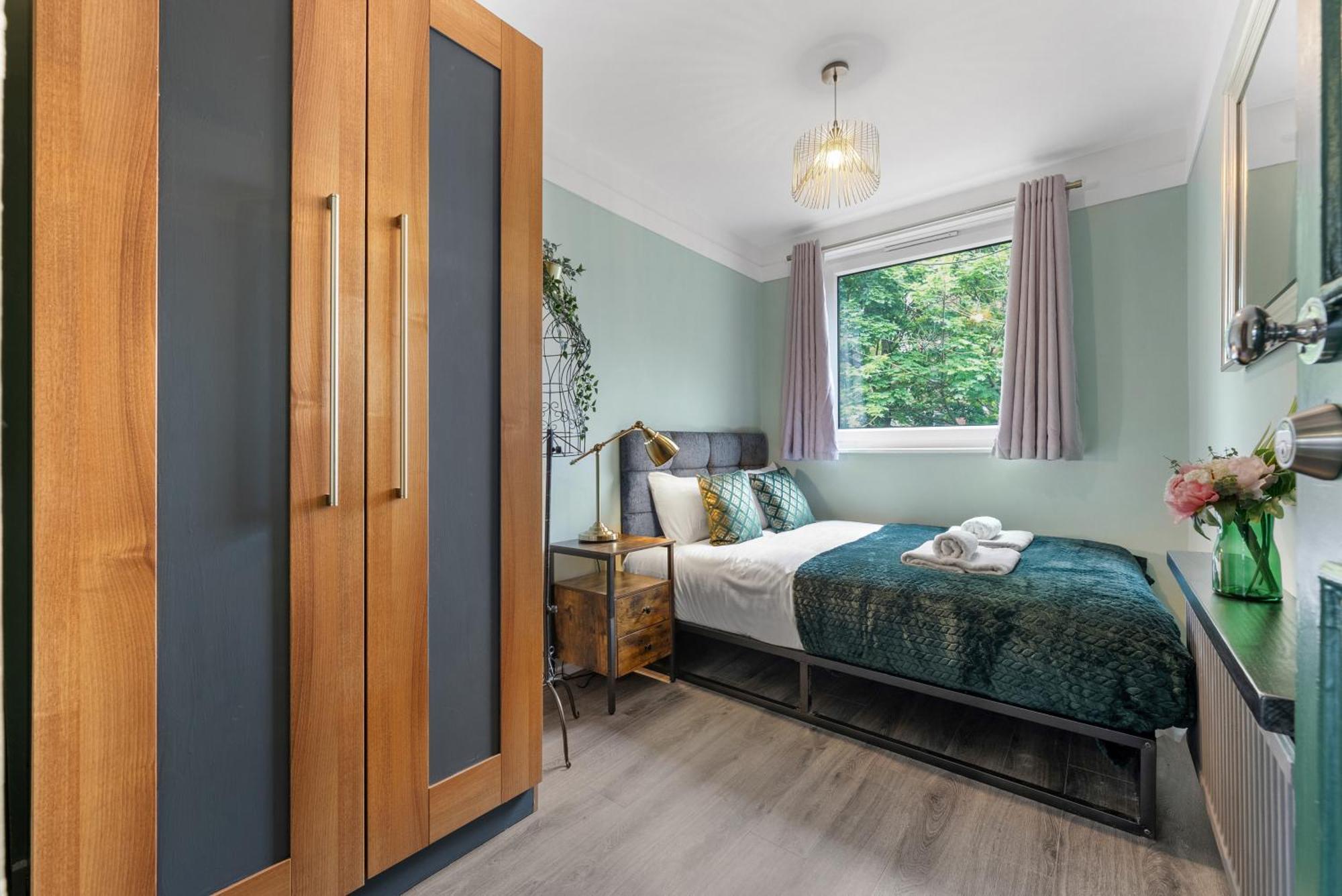 Spacious 3 Bedroom Whitechapel With Garden By Gold *