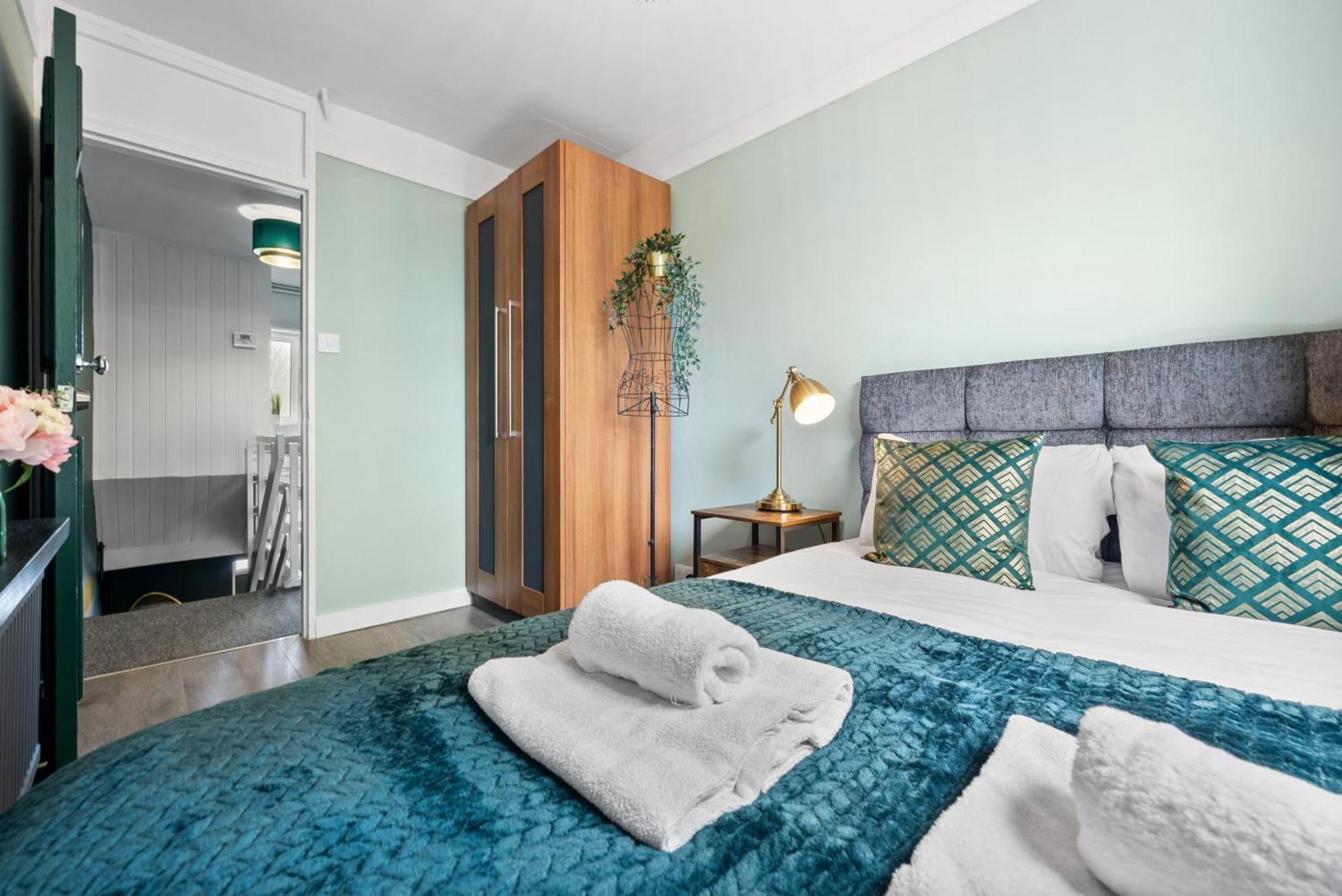 Spacious 3 Bedroom Whitechapel With Garden By Gold * London