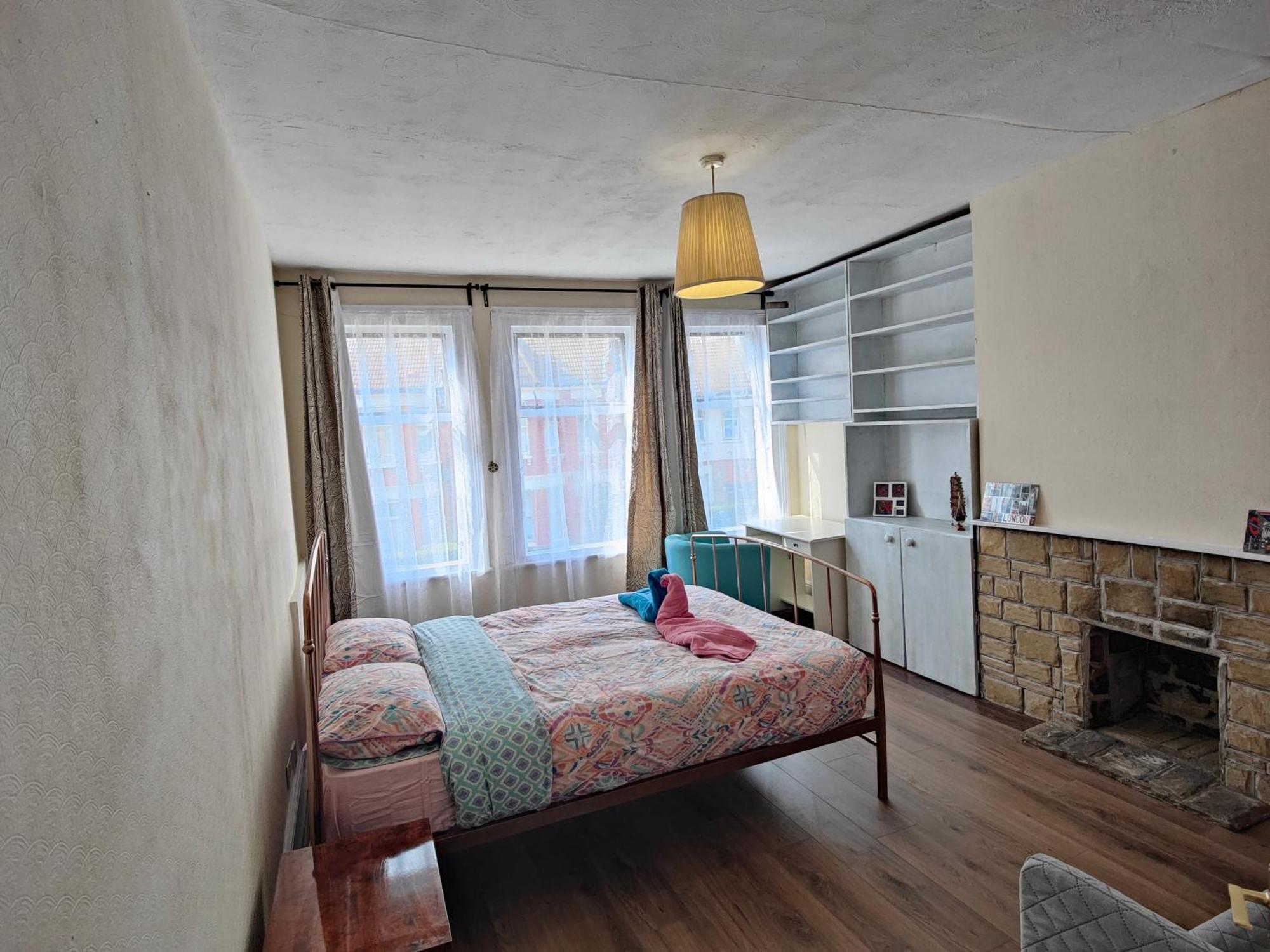 Gasthof Elegant King Bed Get Away London
