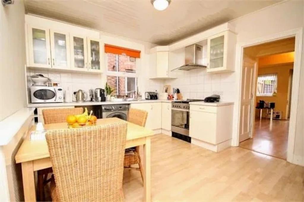 Ground Floor 3 Bedroom Flat Appartement Londen