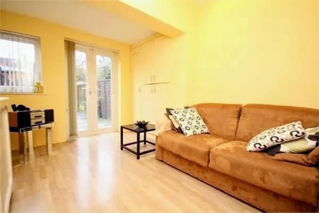 Appartement Ground Floor 3 Bedroom Flat Londen