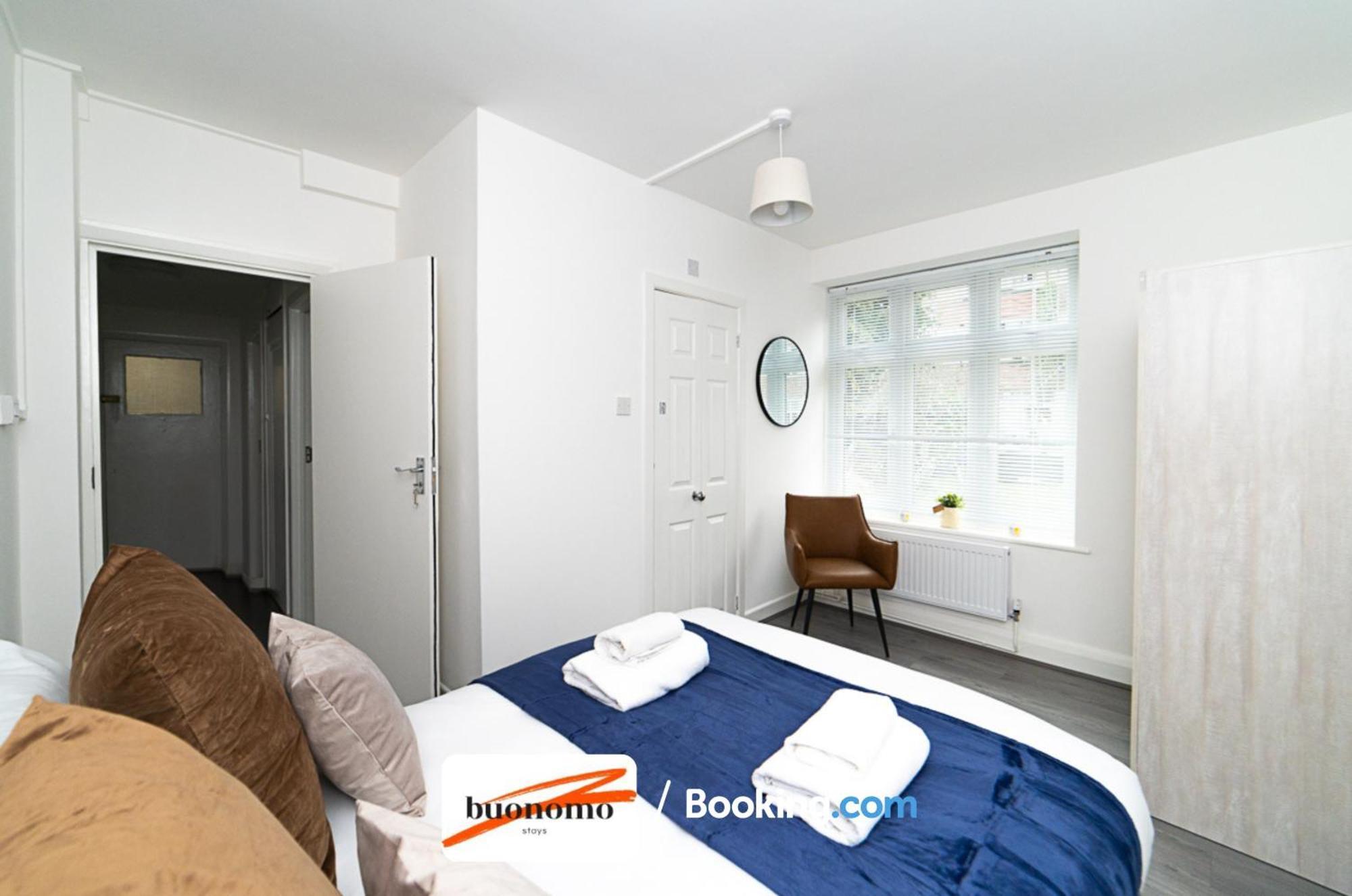 Three Bedroom At Buonomo Short Lets & Serviced With Netflix & Games Londres