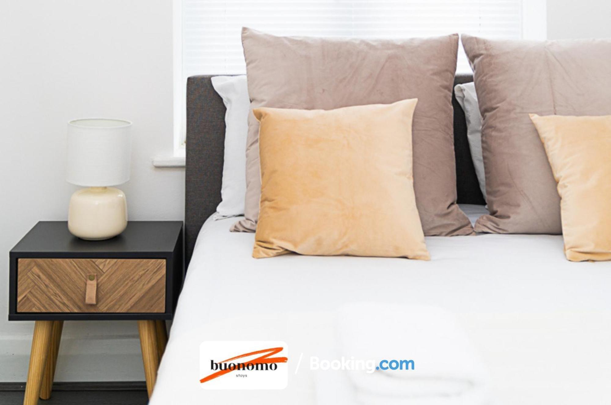 Three Bedroom At Buonomo Short Lets & Serviced With Netflix & Games Appartement Londres