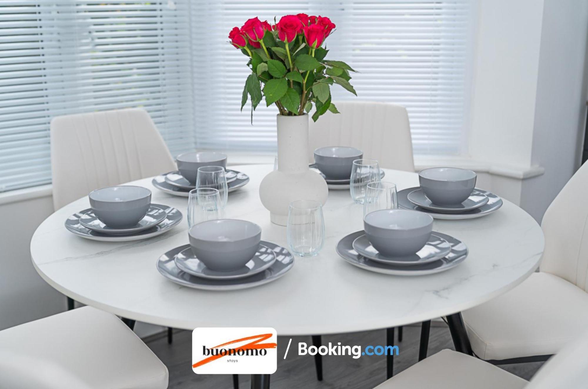 Three Bedroom At Buonomo Short Lets & Serviced With Netflix & Games Appartement Londres