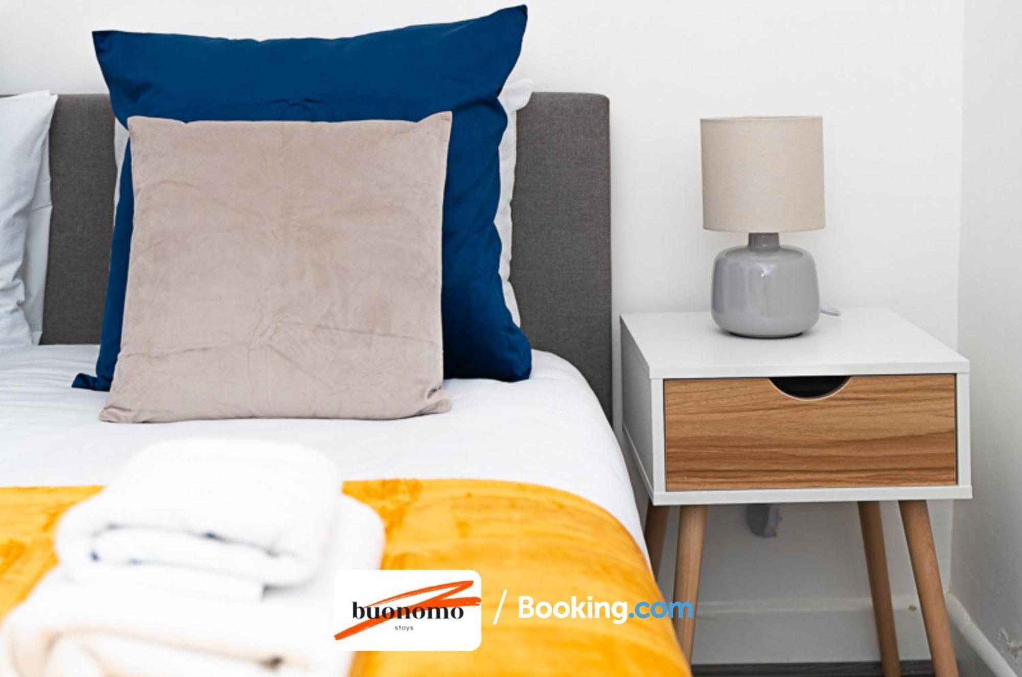Three Bedroom At Buonomo Short Lets & Serviced With Netflix & Games *