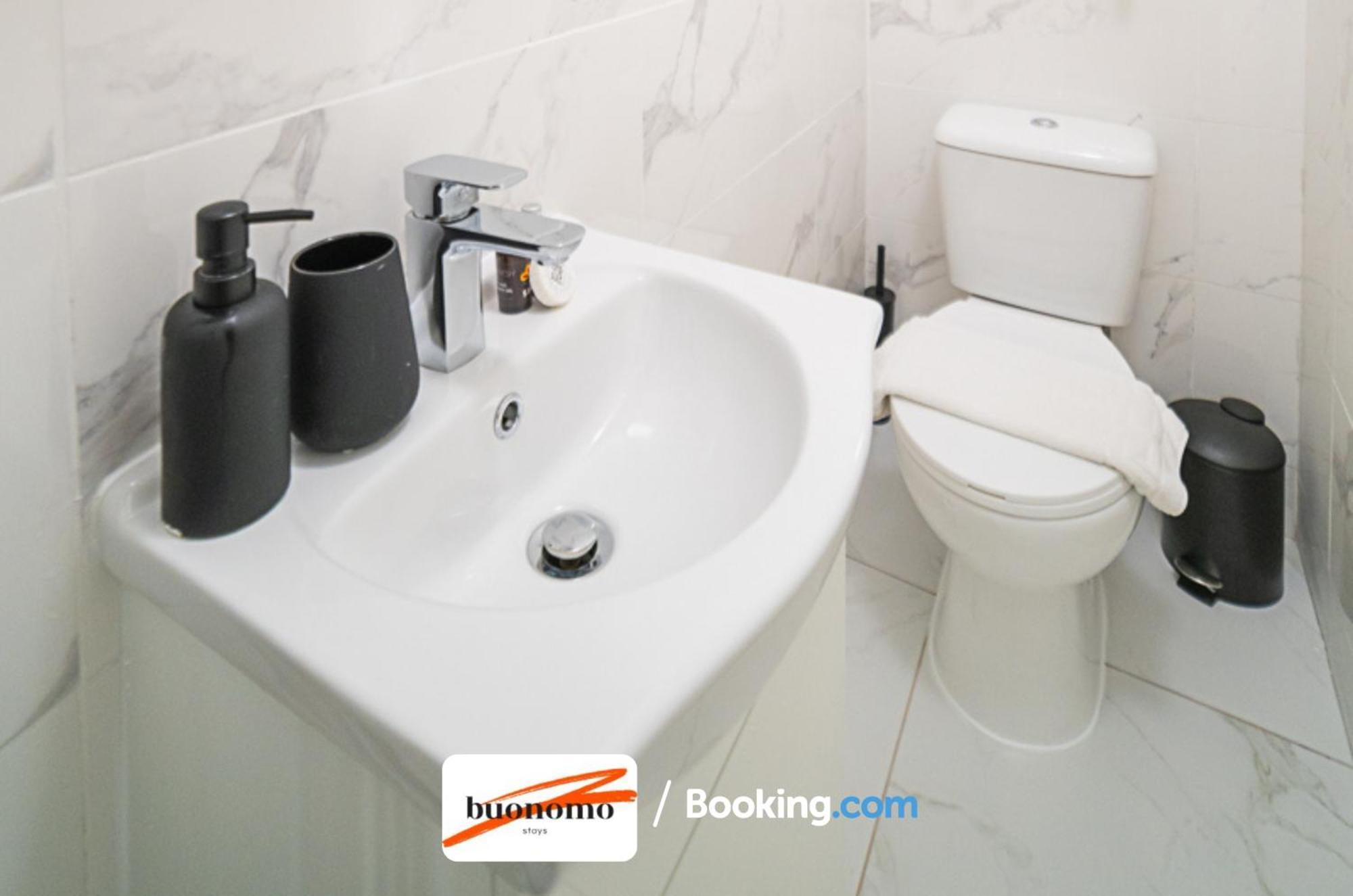Three Bedroom At Buonomo Short Lets & Serviced With Netflix & Games Londres