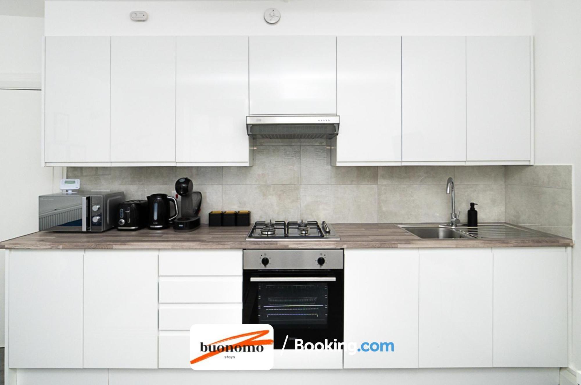 Three Bedroom At Buonomo Short Lets & Serviced With Netflix & Games Appartement Londres