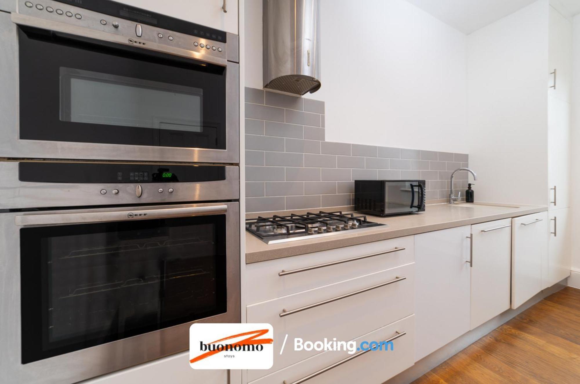 Three Bedroom At Buonomo Short Lets & Serviced Close To Wimbledon Tennis Courts Leilighet London