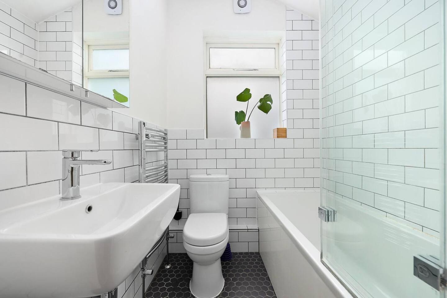 Pass The Keys Centrally Located Stylish Flat Londen