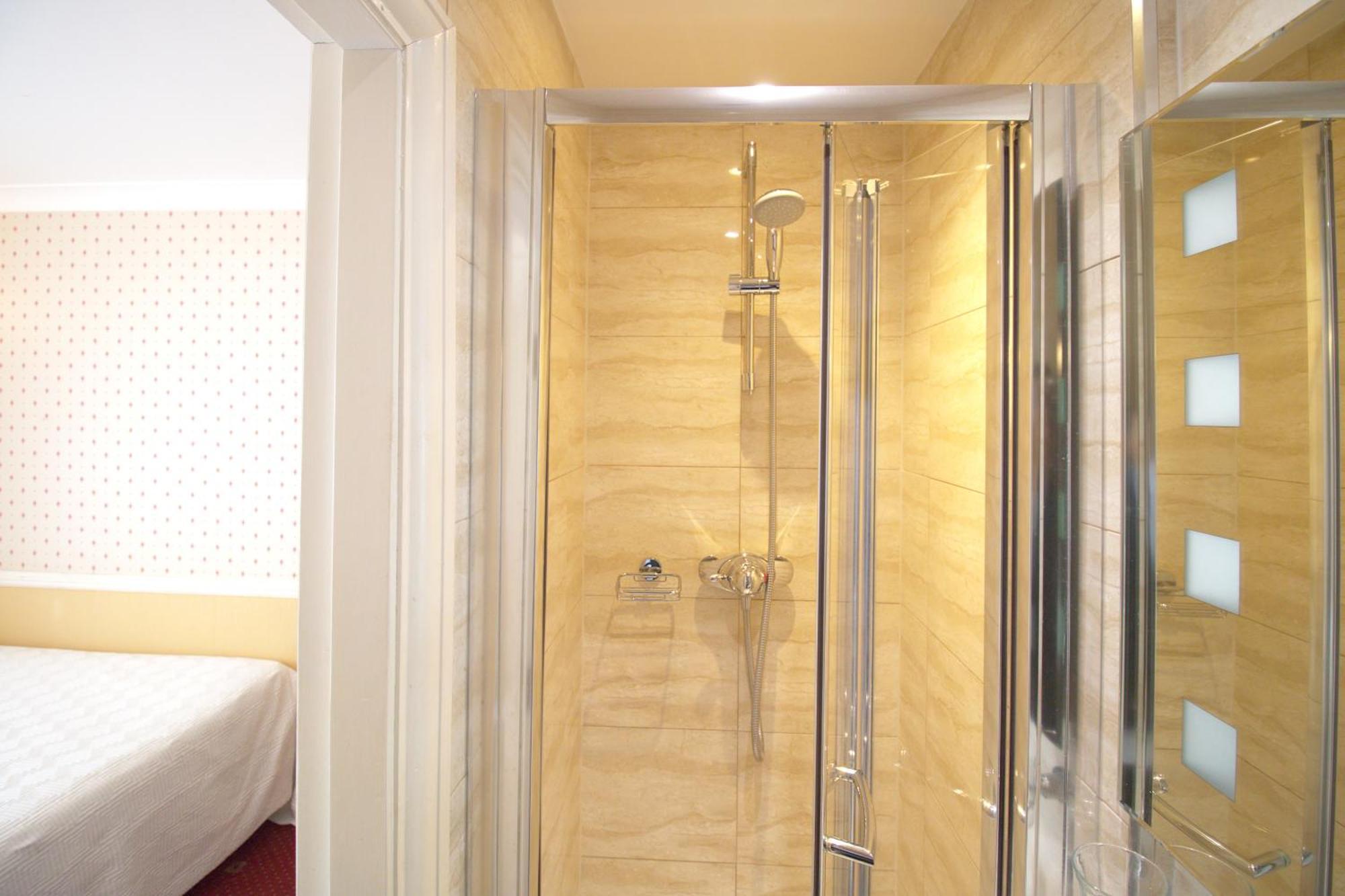 Balmoral House Hotel 2*