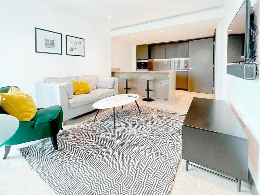 Central 1-bed Flat With River Thames Views And Winter Garden * Londra