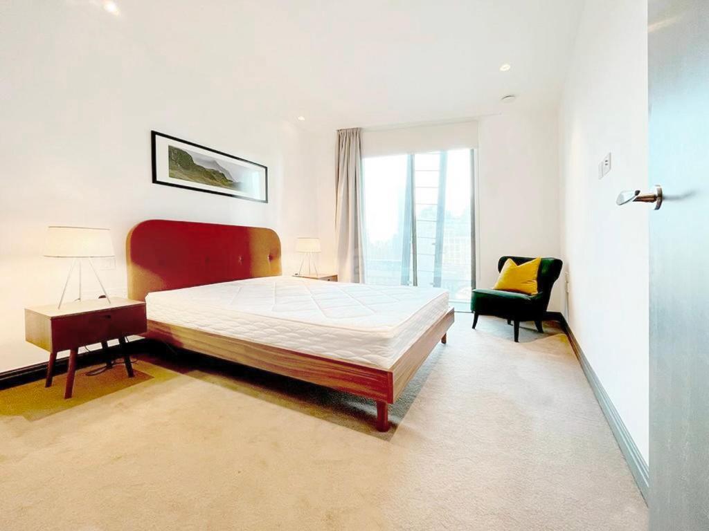 Central 1-bed Flat With River Thames Views And Winter Garden Londra