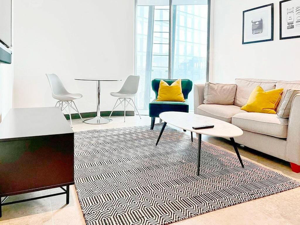 Central 1-bed Flat With River Thames Views And Winter Garden Appartamento