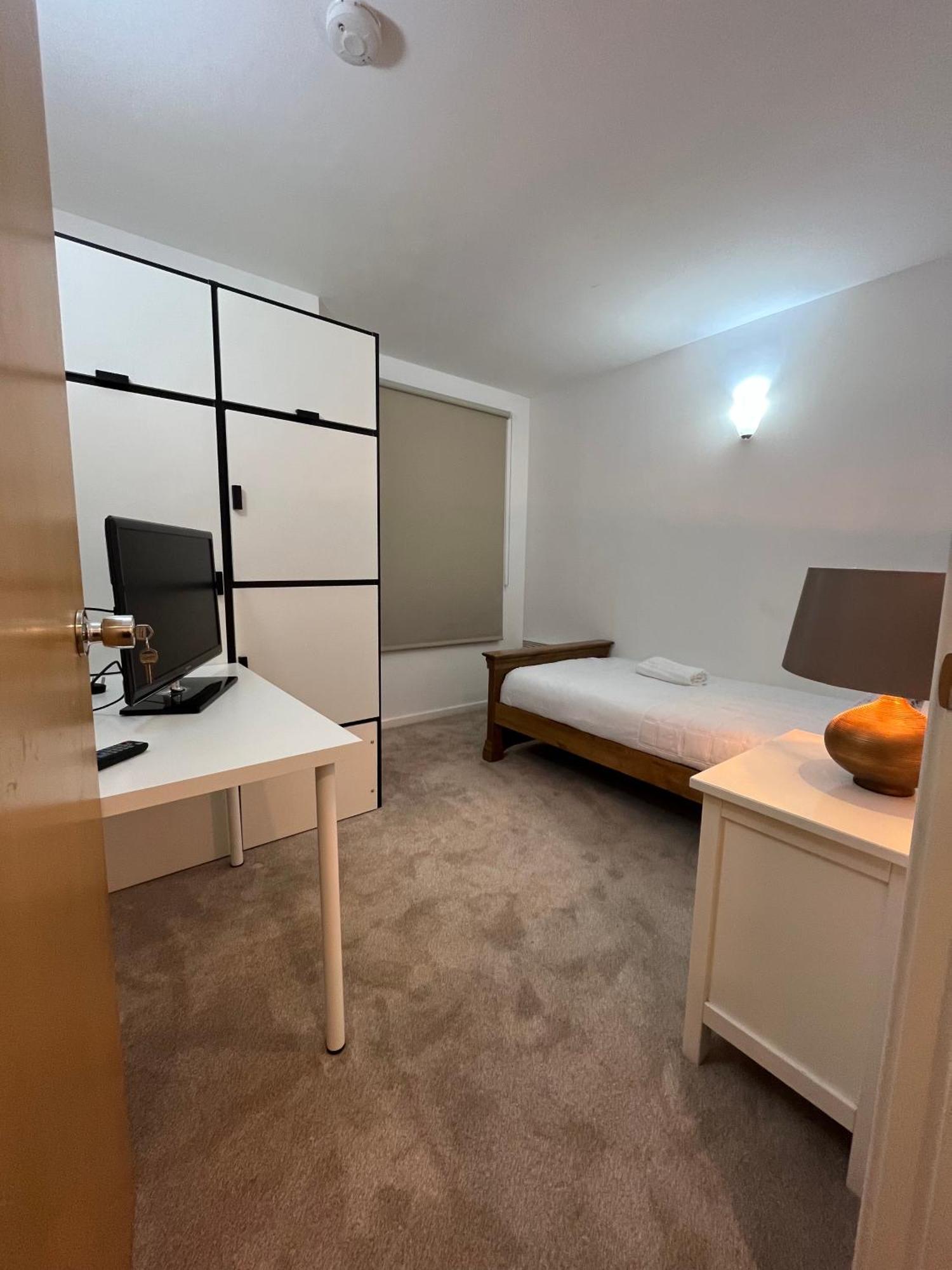Roomzzz Near The Excel Exhibition Centre Royal Victoria O2 Arena Central 24 Hour Self Check-in Guest house