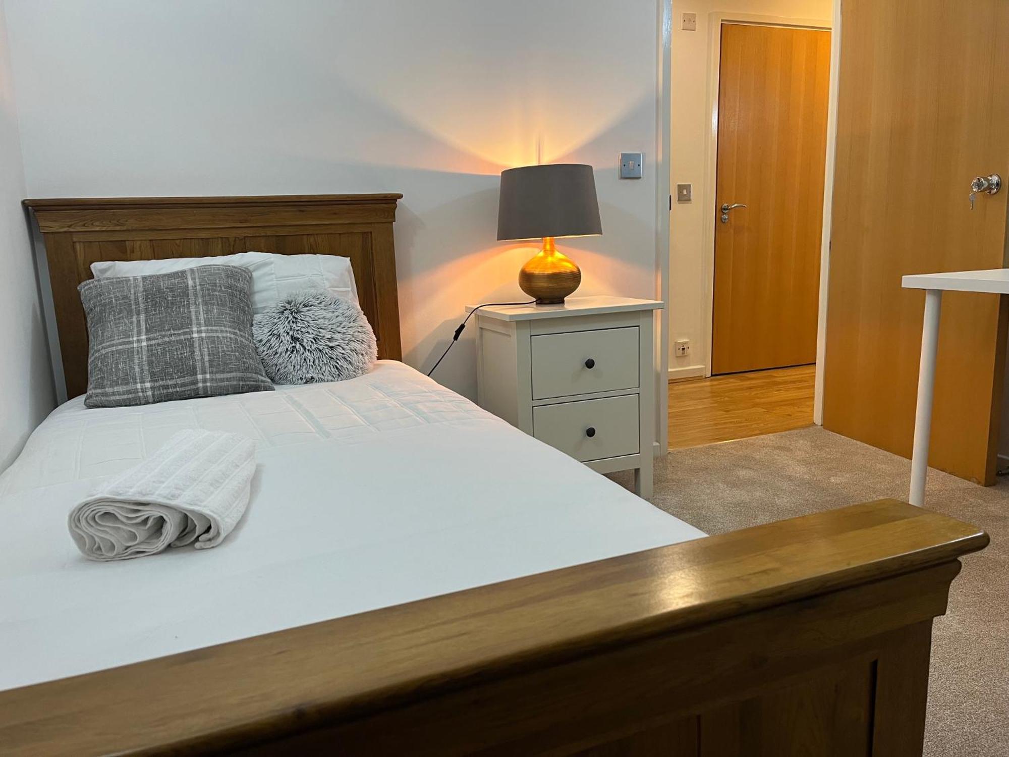 Guest house Roomzzz Near The Excel Exhibition Centre Royal Victoria O2 Arena Central 24 Hour Self Check-in *